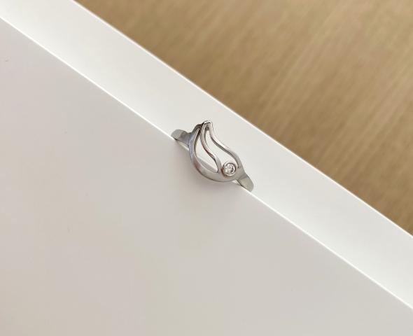 Ring "Die Welle", Platin, Brillant, 2.290€